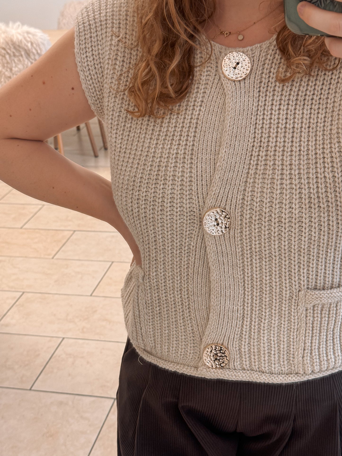 Beige gilet met gouden knopen