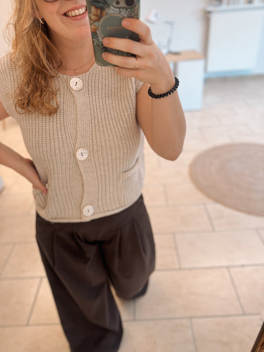 Beige gilet met gouden knopen