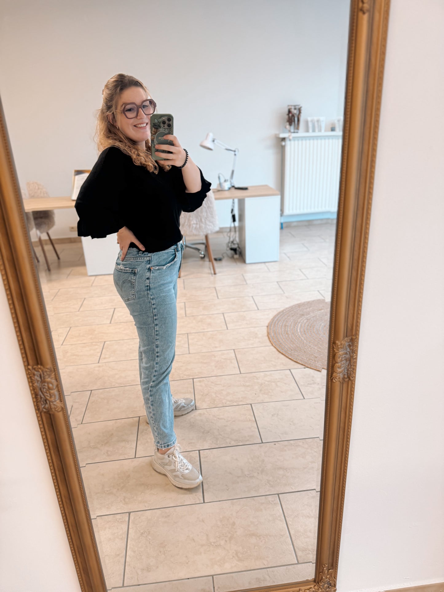 Zwart pulltje met ruffle-mouwen